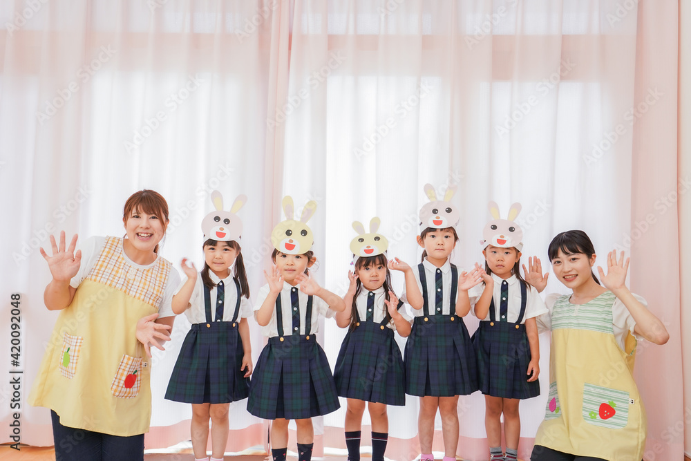 発表会の練習をする子どもたちと保育士 発表会の練習をする子どもたちと保育士