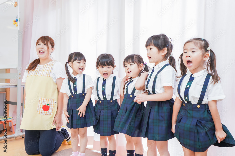 発表会の練習をする子どもたちと保育士 発表会の練習をする子どもたちと保育士