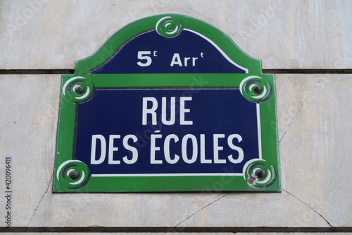 Plaque de rue parisienne "Rue des écoles" dans le quartier latin à Paris (France) © Florence Piot