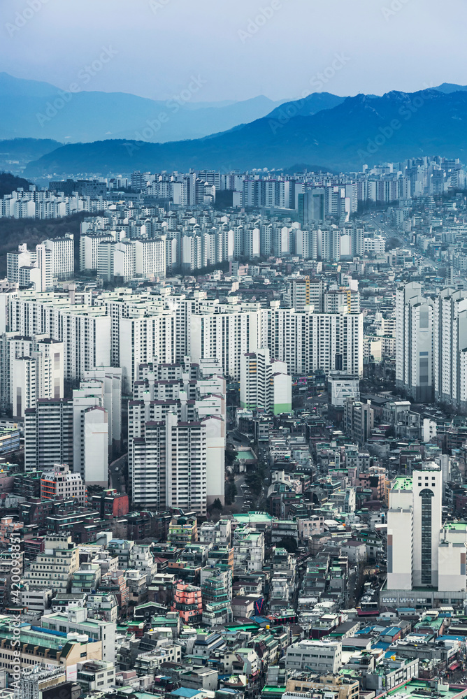 Obraz premium high rise office buildings in Seoul city, winter daylight wiht han river, Seoul, republe of Republic of Korea, in fog winter