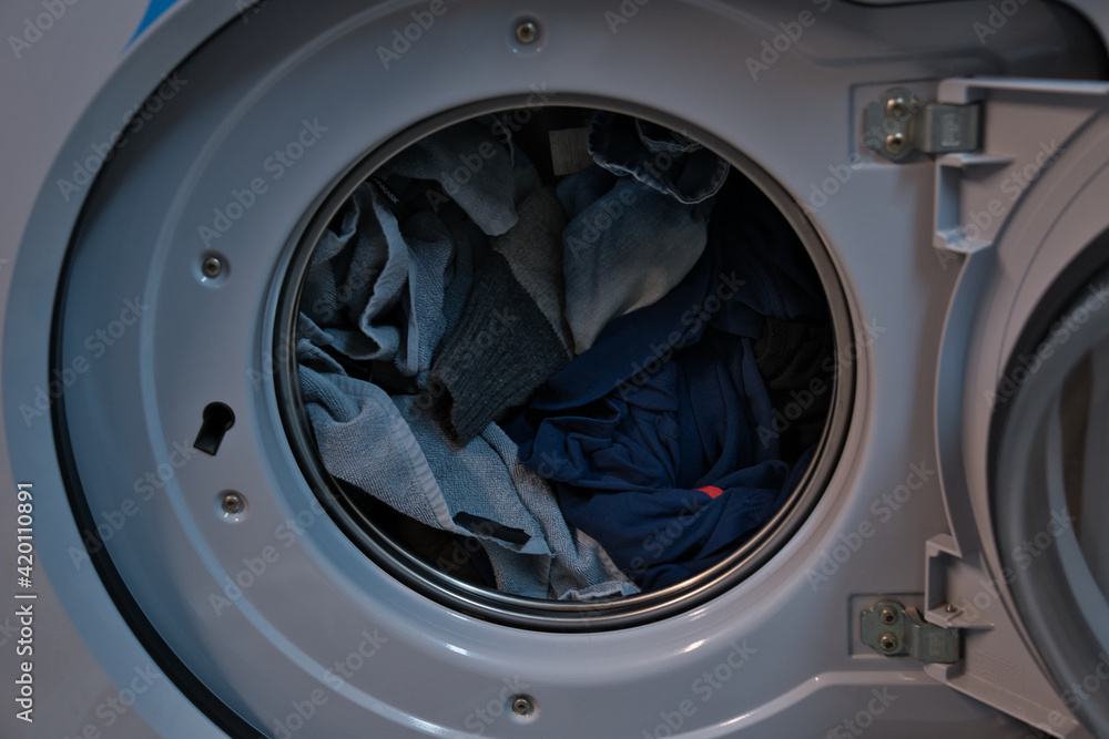 洗濯機の中の服やタオル 洗濯機の中の服やタオル