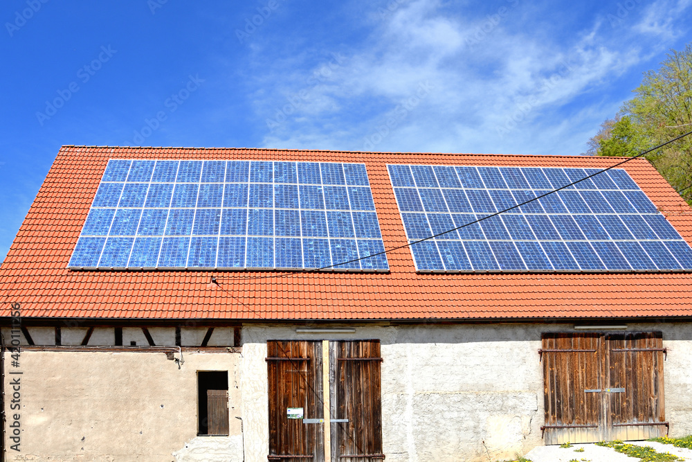 Fototapeta premium Solarkollektoren auf rotem Scheunendach