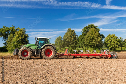 Εκτύπωση καμβά Tractor with 6-share reversible plough is plowing a field 0725