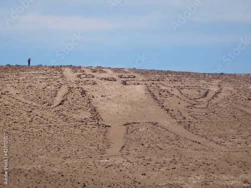 G  ant d Atacama dessin   avec des pierres dans le d  sert