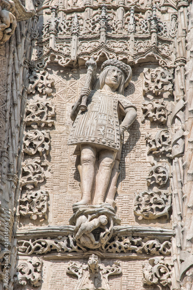 Escultura pregonero real Castilla y León en la fachada del museo nacional escultura en Valladolid