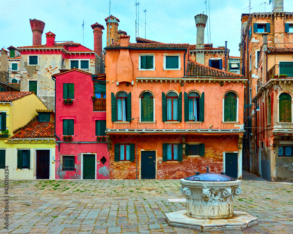 Small square with colorful houses in Venice - obrazy, fototapety, plakaty 