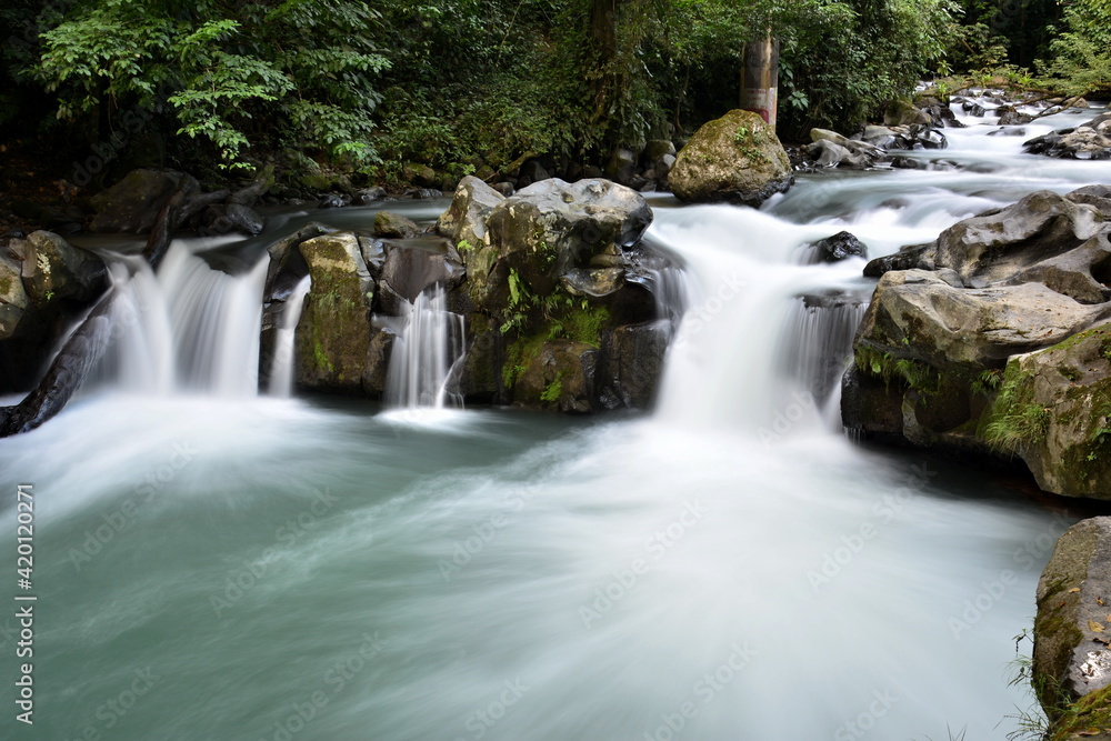 Paisajes y rincones del rio Burío, a su paso por la ciudad de La Fortuna, a los pies del volcán Arenal, en el norte de Costa Rica