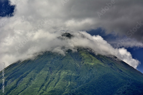 Imagen del volcán Arenal desde la ciudad de La Fortuna, en el norte de Costa Rica 