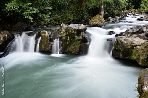 Paisajes y rincones del rio Bur  o  a su paso por la ciudad de La Fortuna  a los pies del volc  n Arenal  en el norte de Costa Rica