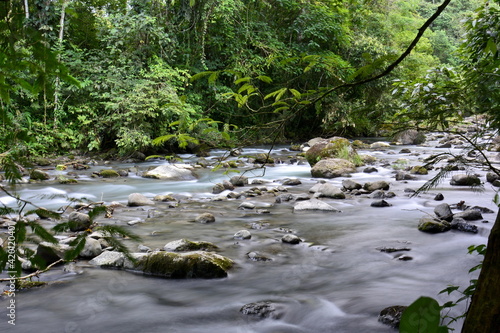 Paisajes y rincones del rio Burío, a su paso por la ciudad de La Fortuna, a los pies del volcán Arenal, en el norte de Costa Rica