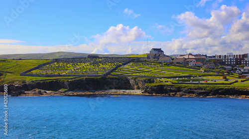 Bild auf Leinwand Panorama von der Meeresseite mit dem Friedhof in Lerwick