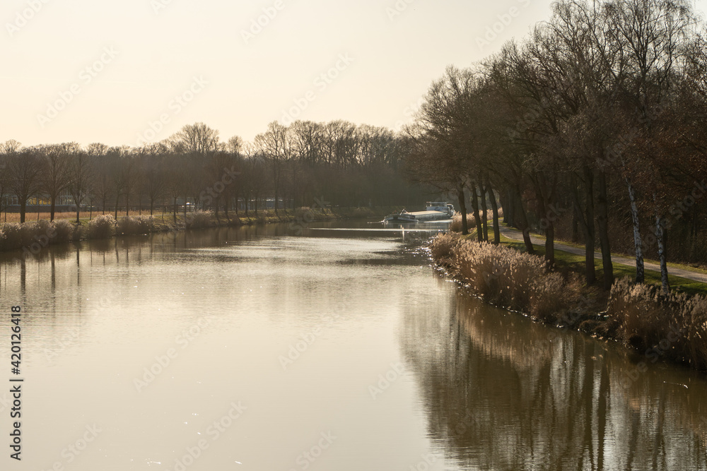 Schiff am Kanal am Landweg im Frühling. Schiff am Kanal am Landweg im Frühling.