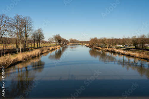 Wasserkanal vom Ufer im Frühling, Wasserspiegel Wassertransport © Studio Wilkos