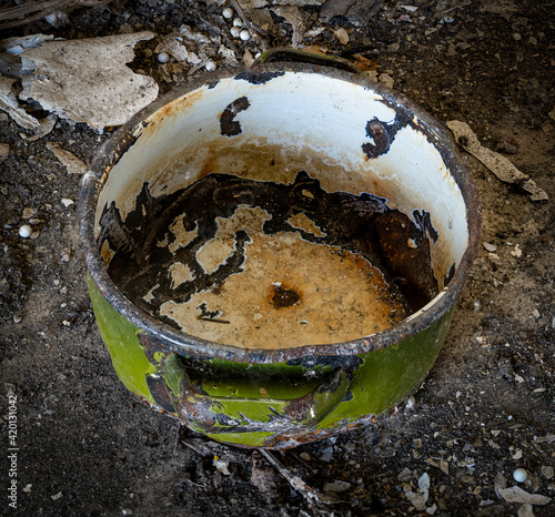 Εκτύπωση καμβά Old damaged green enamel saucepan 5546