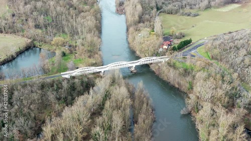 survol du val d'Allier près d'Issoire dans le Puy-de-Dôme photo