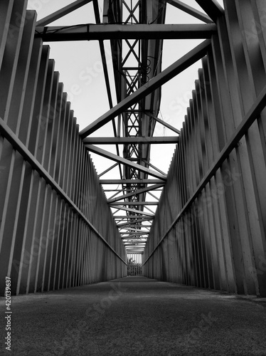 Fototapeta Naklejka Na Ścianę i Meble -  puente, arquitectura, acero, metal, industrial, perspectiva, corredor, ciudad, urbano
