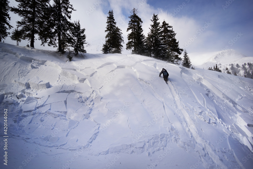 Descent of a dangerous avalanche Descent of a dangerous avalanche