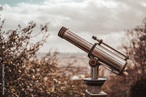 Quadro su tela Paris, France 13-03-2021: mini telescope for a view of Paris during rainy day
