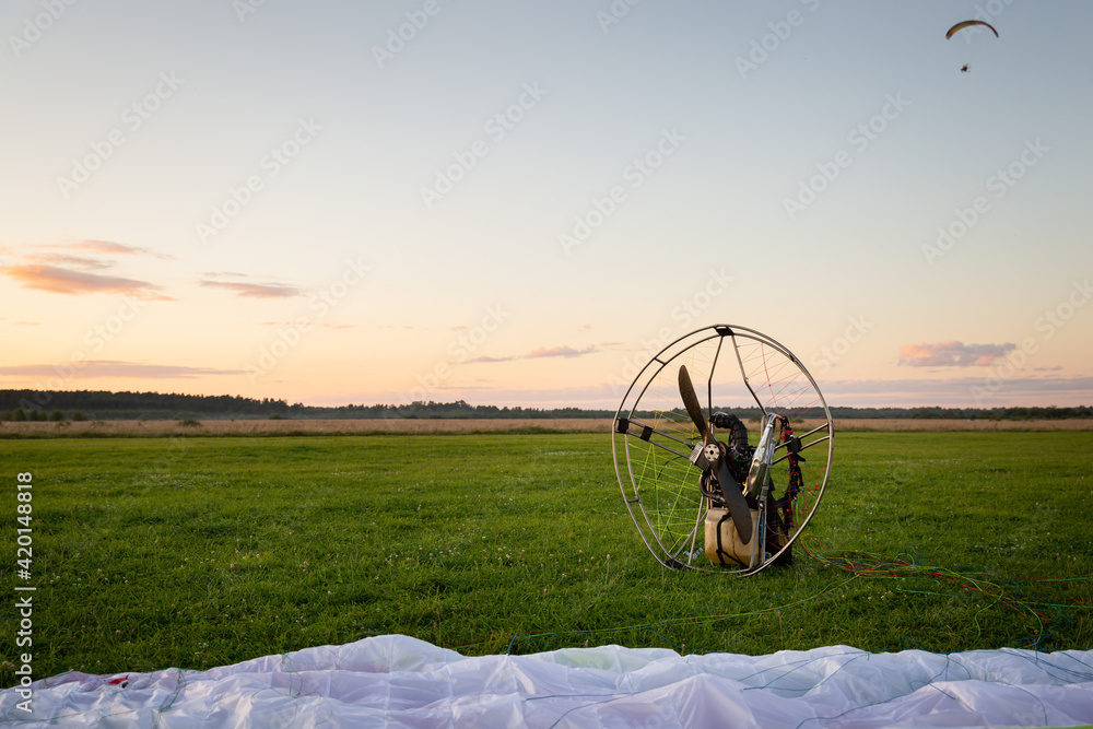 Individual parajet backpack with a nospin engine and spread wing on
