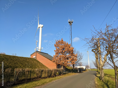 Energiegewinnung durch Wind - Windrad mit 5G Funkmast photo