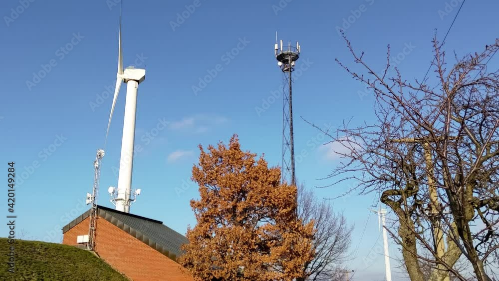 Windrad mit Funkturm 5G Netz mit Regenerativer Energieversorgung Technologie Windrad mit Funkturm 5G Netz mit Regenerativer Energieversorgung Technologie