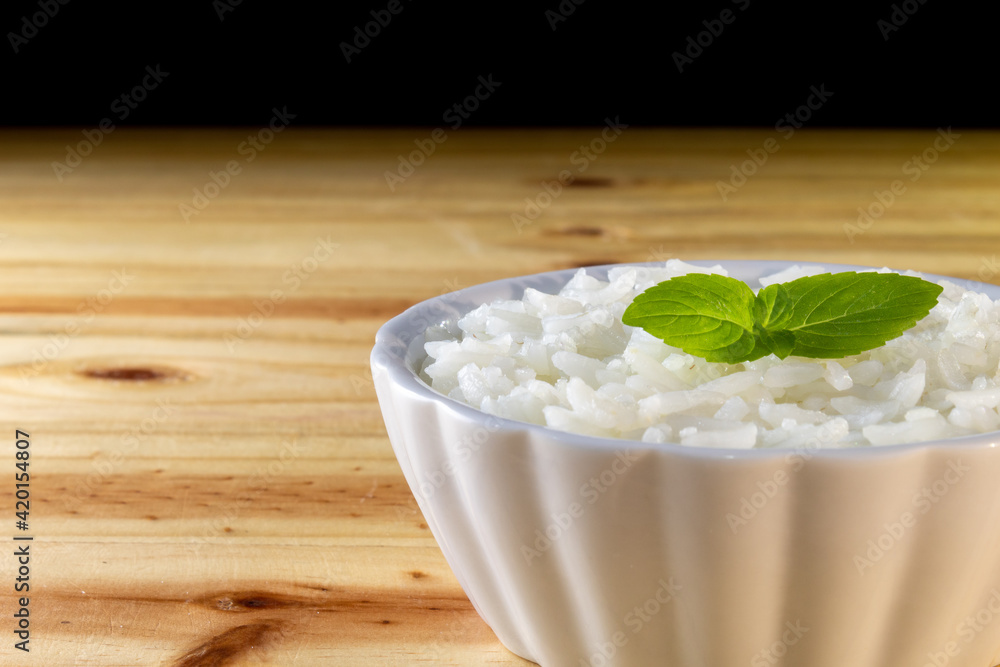 UMA BACIA COM ARROZ BRANCO E FOLHAS DE MANJERICÃO, SOBRE A SUPERFÍCIE DE MADEIRA.
UMA BACIA COM ARROZ BRANCO E FOLHAS DE MANJERICÃO, SOBRE A SUPERFÍCIE DE MADEIRA.