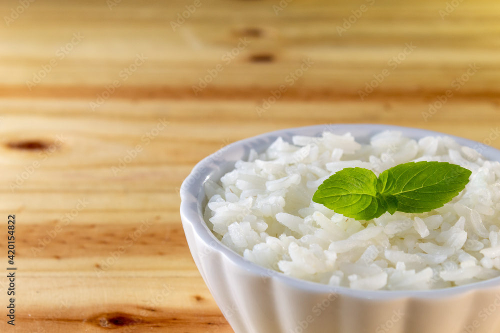 UMA BACIA COM ARROZ BRANCO E FOLHAS DE MANJERICÃO, SOBRE A SUPERFÍCIE DE MADEIRA.
UMA BACIA COM ARROZ BRANCO E FOLHAS DE MANJERICÃO, SOBRE A SUPERFÍCIE DE MADEIRA.