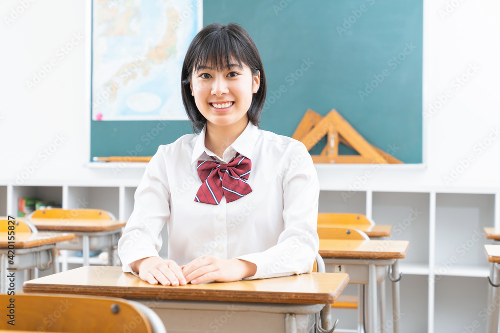 笑顔の女子学生　制服