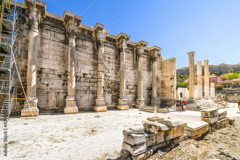 Φωτογραφία Tourists sightsee at the ancient West Wall of Hadrian's Library at the Roman Agora near the Plaka district in Athens, Greece