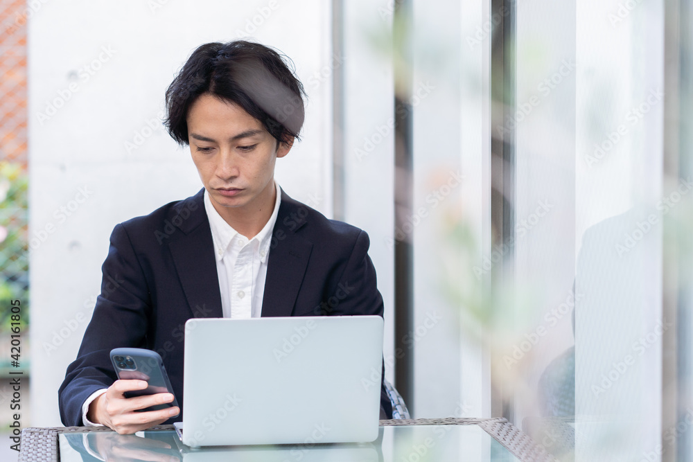 カフェで仕事をするビジネスマン カフェで仕事をするビジネスマン