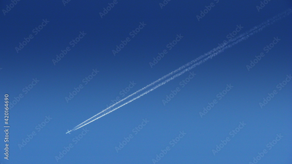Vapour trails from aircraft Vapour trails from aircraft