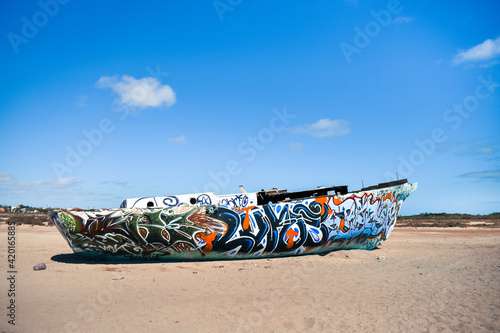 Barco en la playa del Comitan