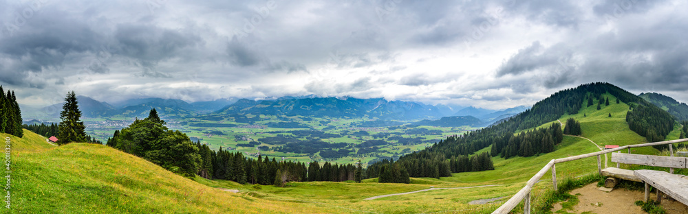 Düstere Regenwolken über dem Illertal im Oberallgäu.