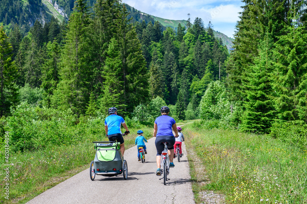 Fototapeta premium Unterwegs mit den Kindern beim Radfahren in den Allgäuer Bergen