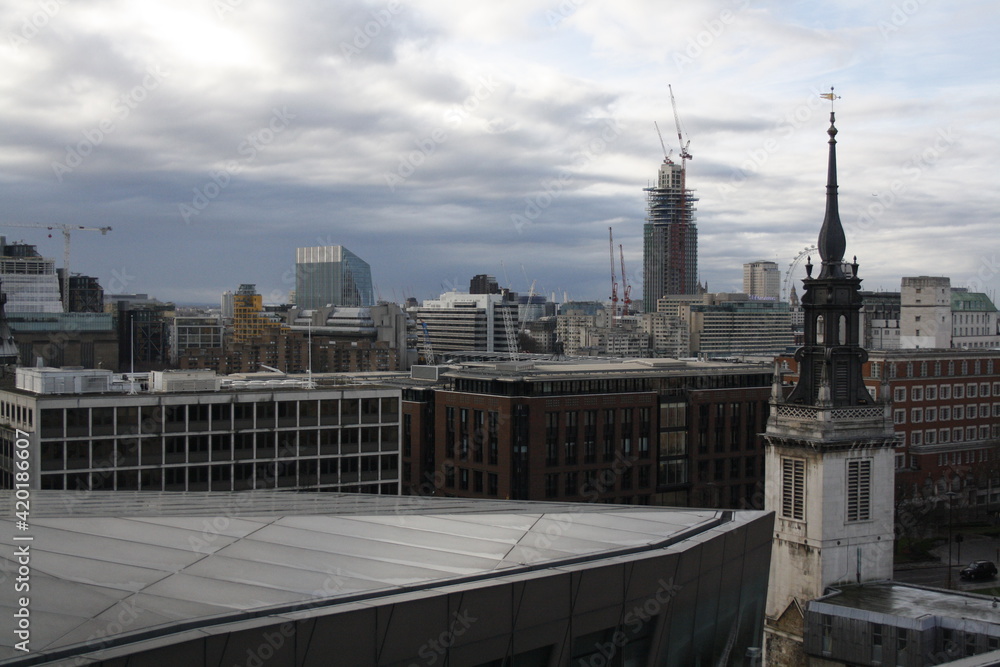 Obraz premium a view of the London Skyline from a terrace.