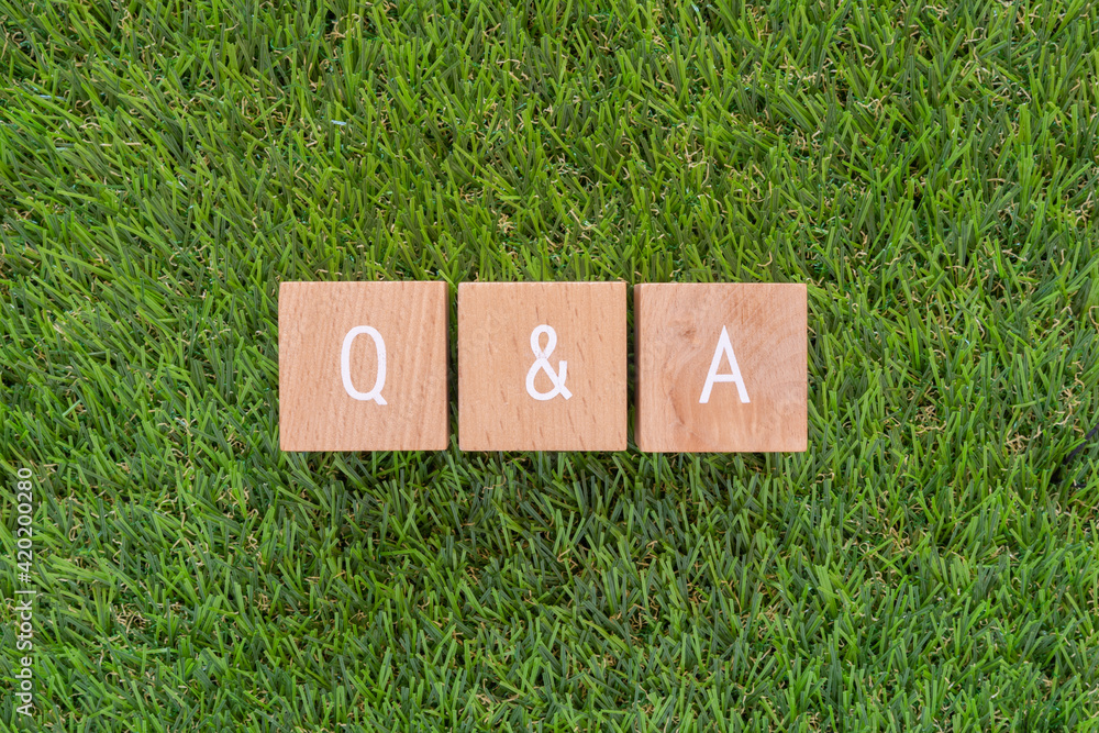 Φωτογραφία 質疑応答｜「Q&A」と書かれた積み木ブロック