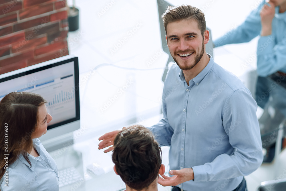 Obraz premium Creative business people listening to young man explanations.