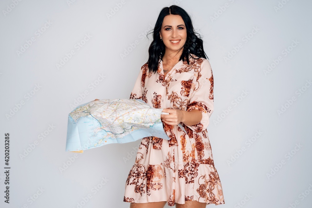 junge Frau mit Landkarte Tourist Urlaub Holiday Fernweh schwarze Haare modisch kurzes Kleid modern weißer Hintergrund copy space junge Frau mit Landkarte Tourist Urlaub Holiday Fernweh schwarze Haare modisch kurzes Kleid modern weißer Hintergrund copy space