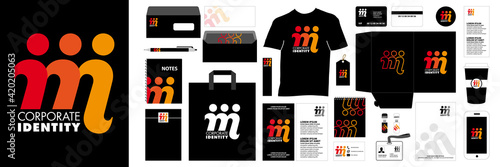 Logo M orange, formé de 3 personnages stylisés et une gamme d’objets, sac, T-shirt, carnet, carte …, afin de donner une identité à votre entreprise.