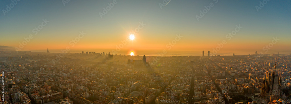 Φωτογραφία Panoramic aerial drone shot of Barcelona sea horizon in sunrise golden hour in f