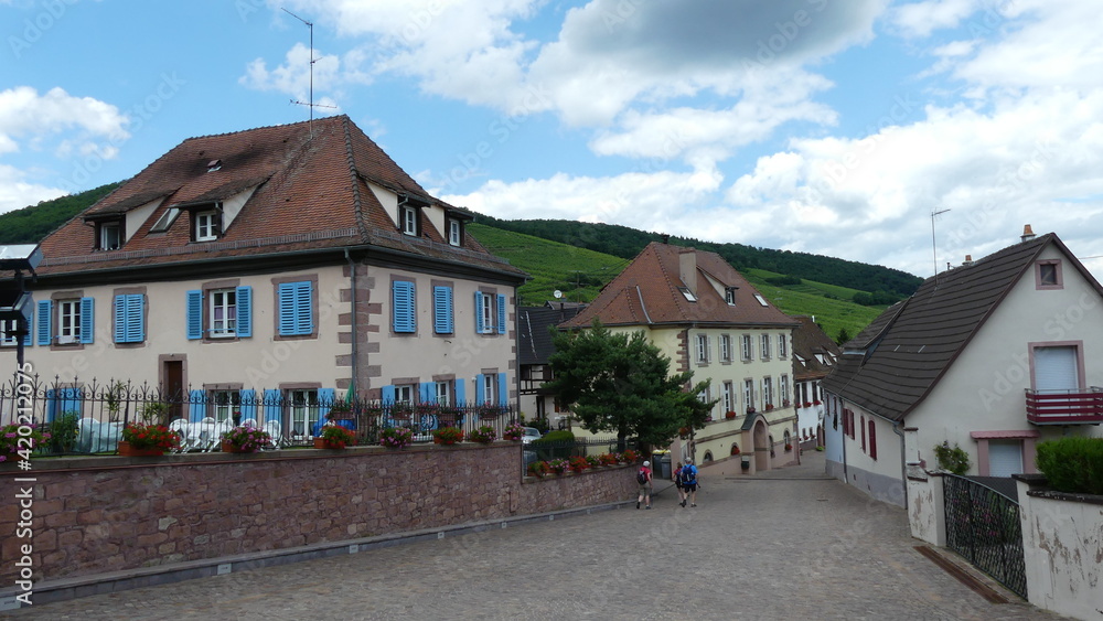 das Weindorf Orschwiller zu Füßen der Haut-Koenigsbourg in den Vogesen, Elsass, Frankreich