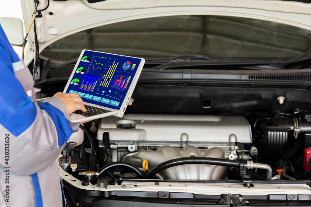 Auto mechanic use computer technology auto repair in auto service centers Auto mechanic use computer technology auto repair in auto service centers