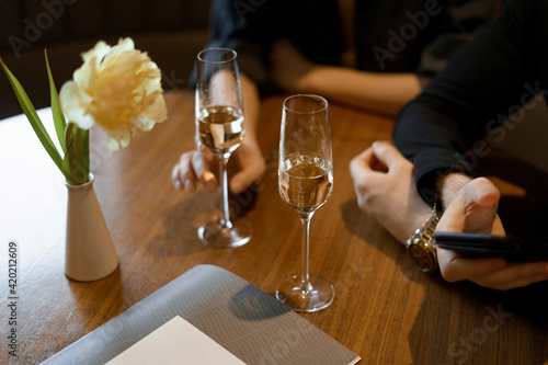 Date love champagne
