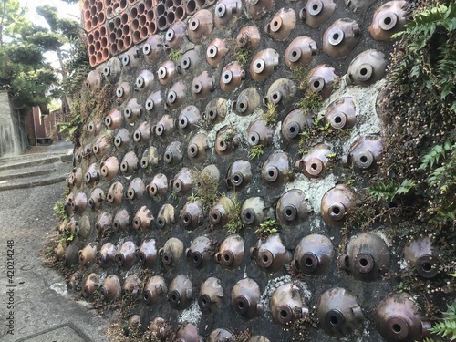 Dokanzaka, a passage surrounded by walls surrounded by bottles of shochu and clay pipes in Tokoname City photo