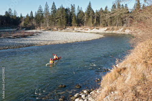 Tableau sur toile kanufahrer auf der unberührten Isar im Naturschutzgebiet Pupplinger Au südlich v