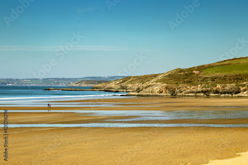 Plonevez-Porzay. Soleil levant sur la grande plage de Kervel    mar  e basse. Finist  re. Bretagne 