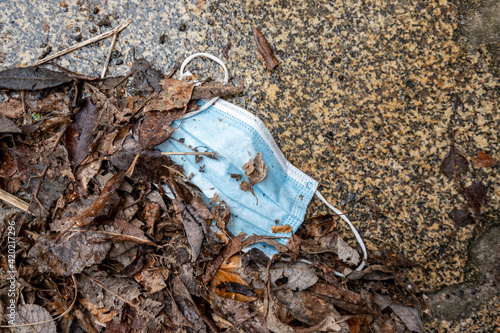 Umweltverschmutzung, weggeworfene OP-Maske photo