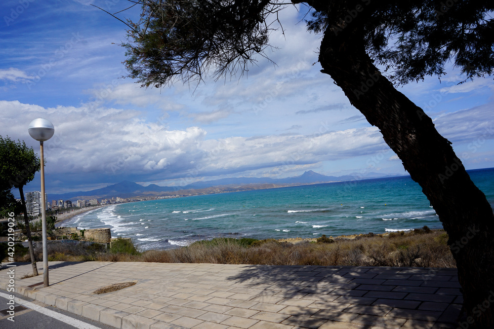 The Mediterranean is one of our most precious assets, more than 1,600 kilometers of coastline (not counting the islands) full of dreamlike places, accessible and close, perfect to start a much calmer 