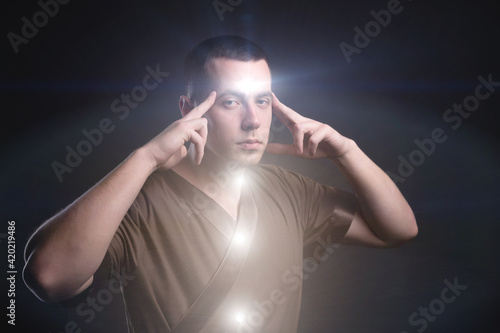Photos Portrait of an enlightened Caucasian male physiotherapist with glowing chakras