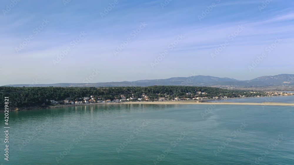 Fototapeta premium vue aérienne des plages, du port et des chalets en bois de Gruissan, Aude, France
